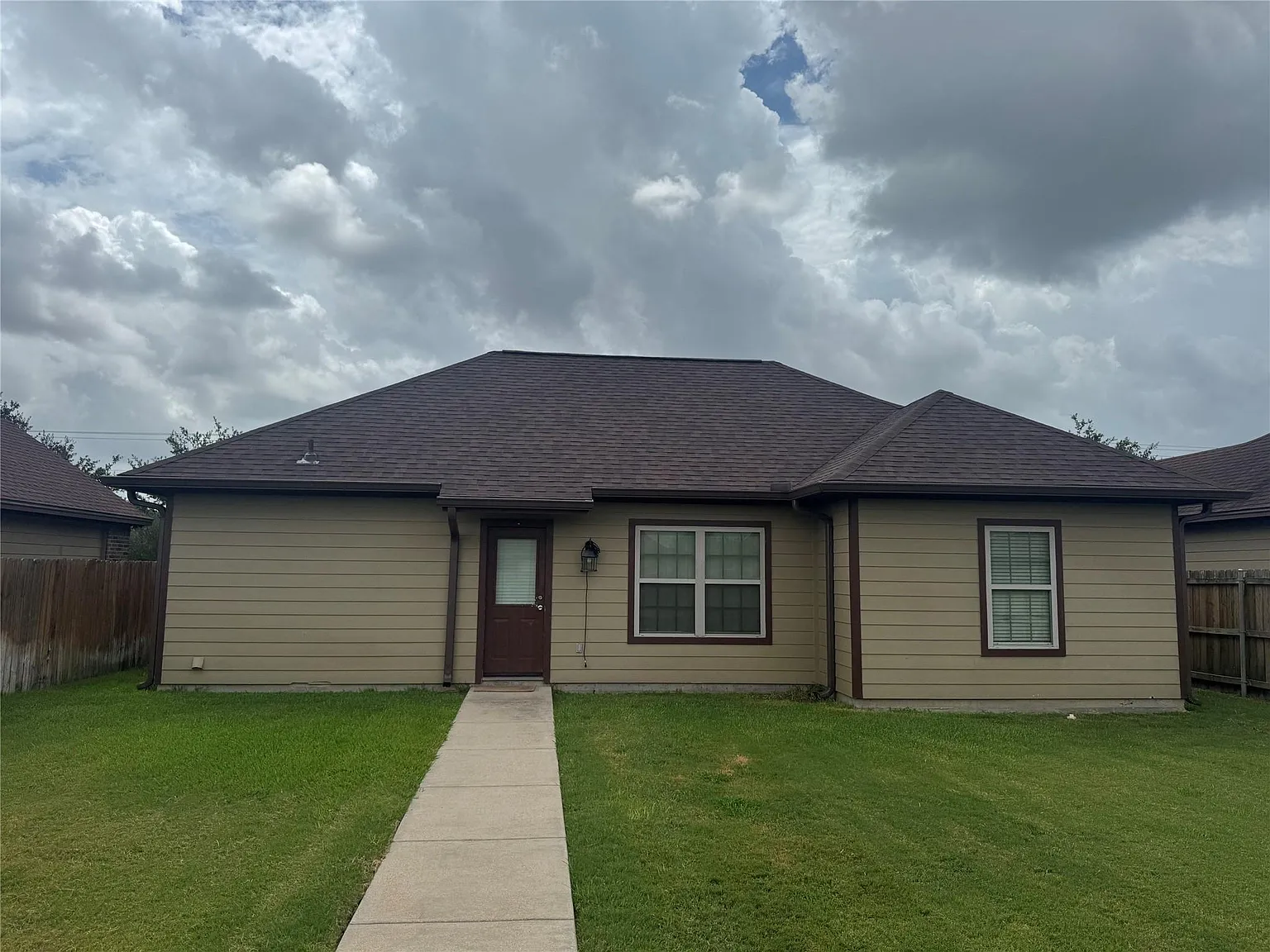 3 bed, 3.0 bath, 1367 sqft, $1,900 — Photo 2