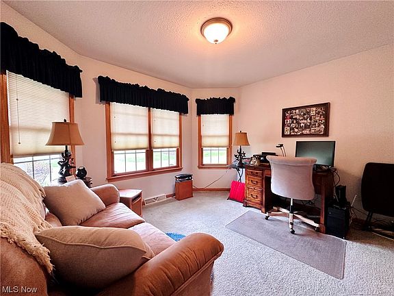 4th image of 17 Walker Cir