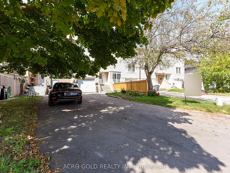 19 Hoskins Sq — Photo 2
