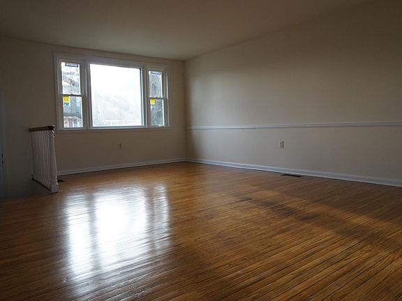 3rd image of 895 Oxford Ave