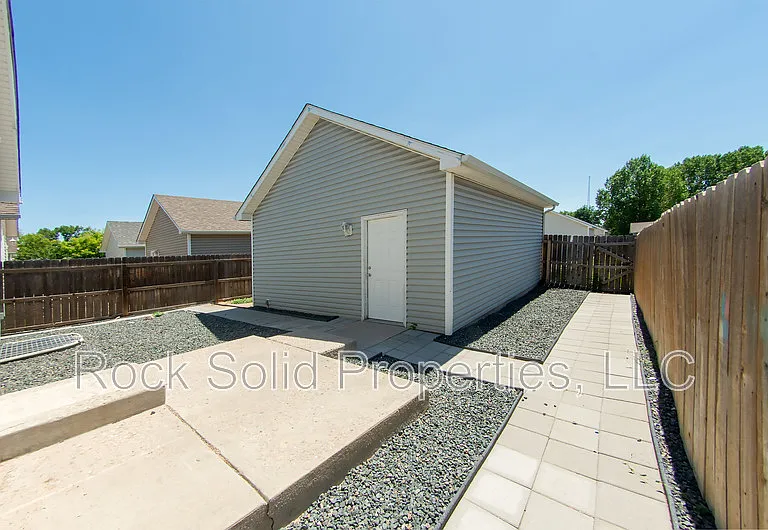 407 E 5th St — Photo 31