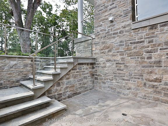 3rd image of 482 Morrison Rd
