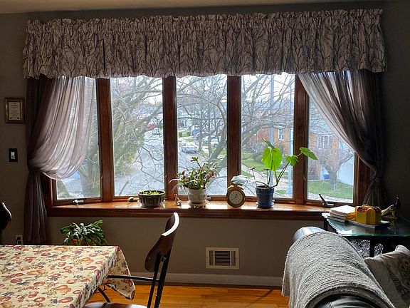 5th image of 16 Karen Ct
