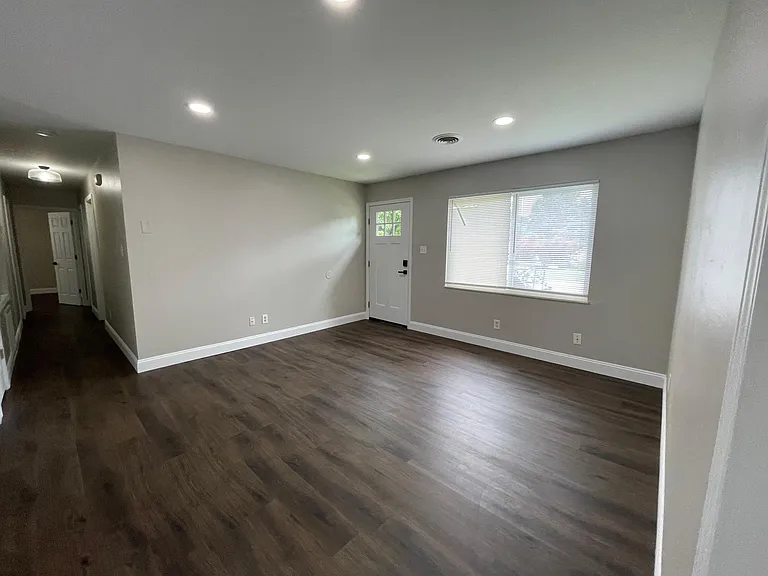1054 Dalton Ln — Photo 6