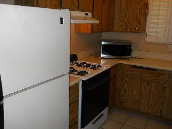 3rd image of 10590 Lakeside Dr N