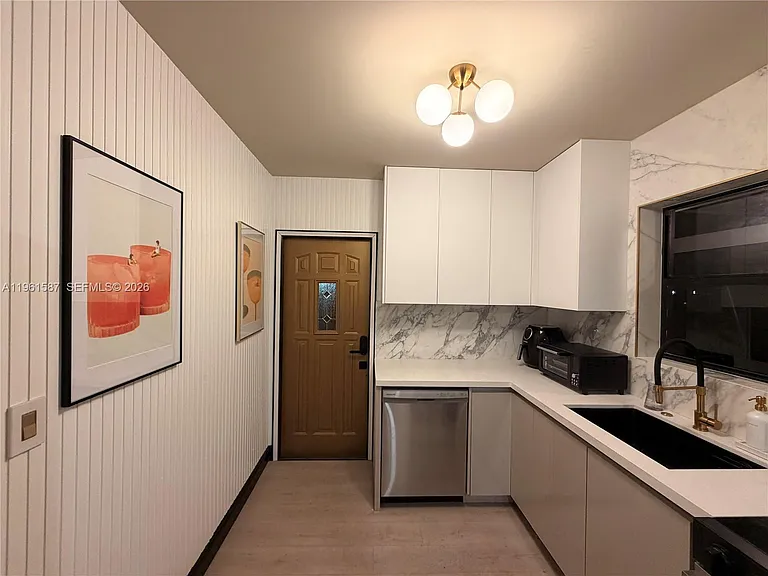 920 SW 50th Ave — Photo 17