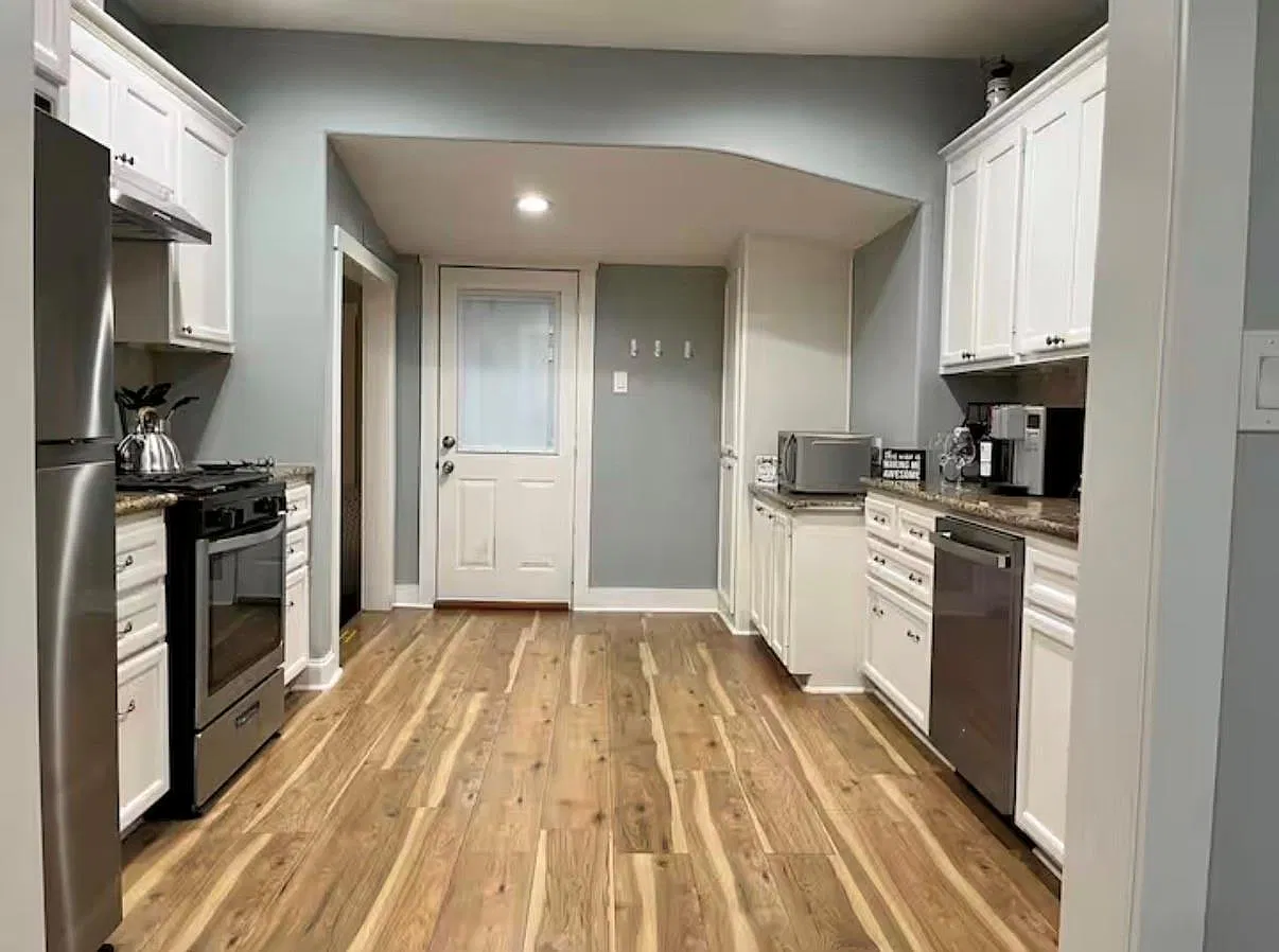 2 bed, 1.0 bath, 896 sqft, $2,400 — Photo 3