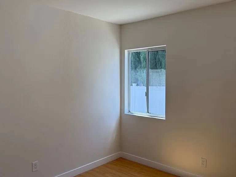 2523 S Bentley Ave — Photo 20