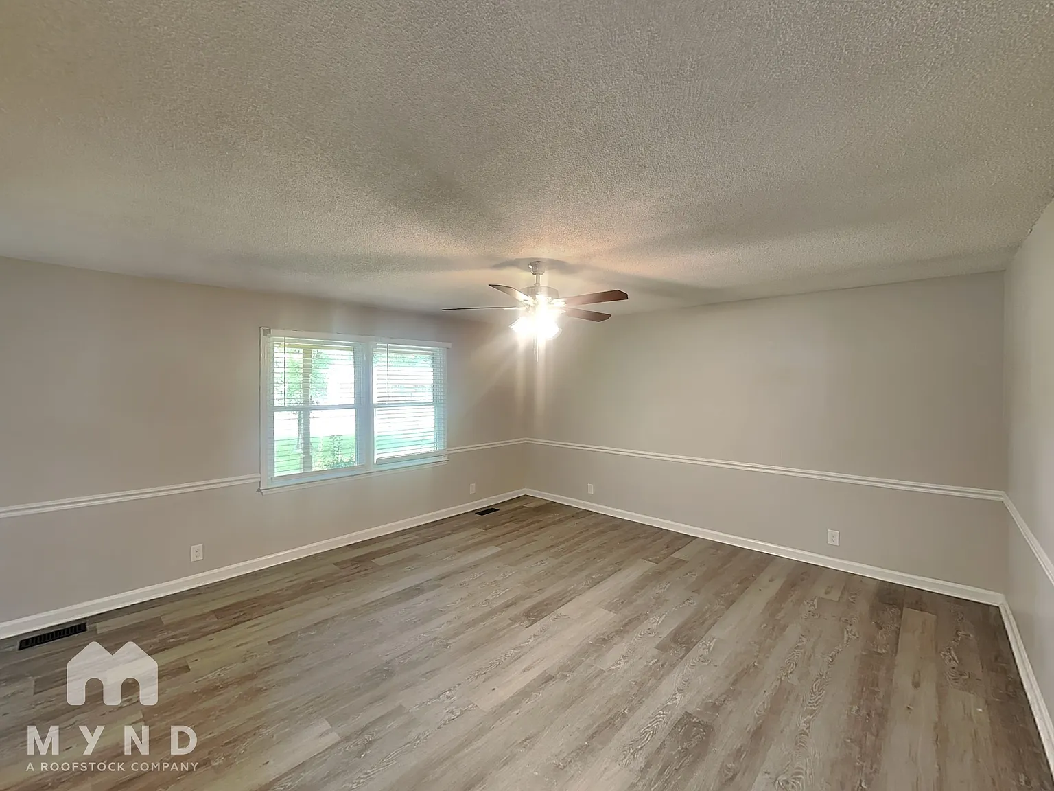 3 bed, 2.0 bath, 1440 sqft, $1,999 — Photo 3
