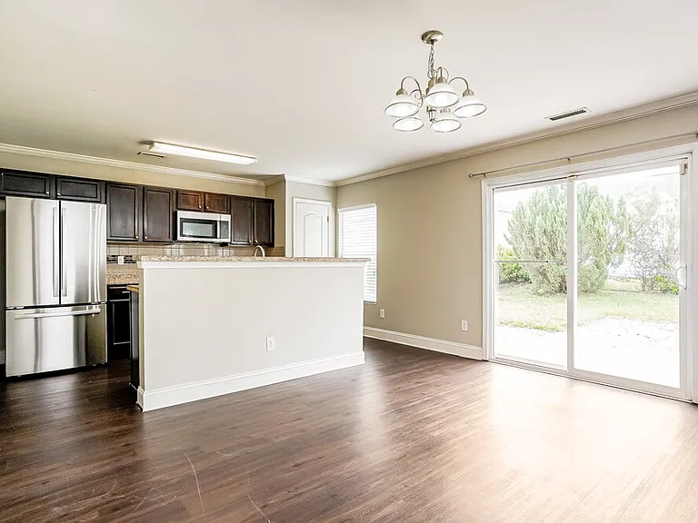 535 Kerriann Ln — Photo 6