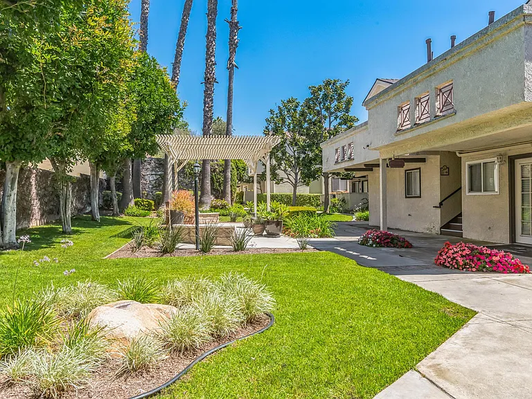 Villas at Whittier — Photo 24