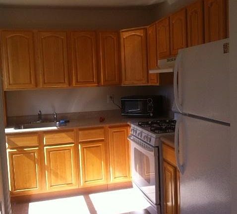 3rd image of 224 Pine St Floor 2
