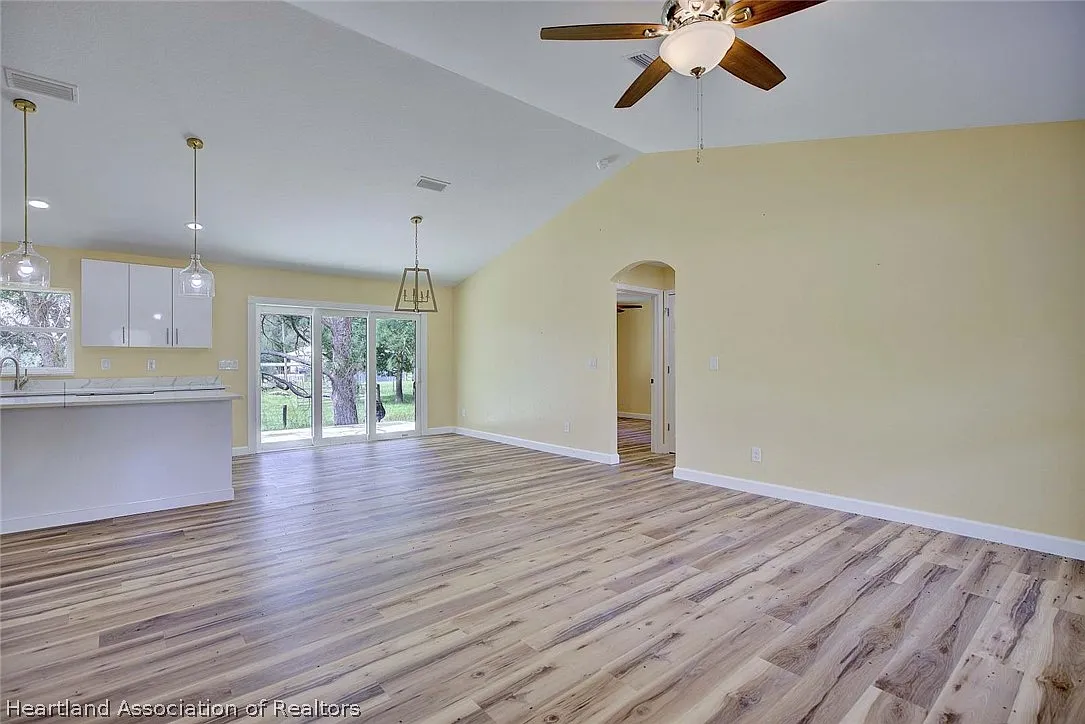 3 bed, 2.0 bath, 1700 sqft, $1,900 — Photo 4