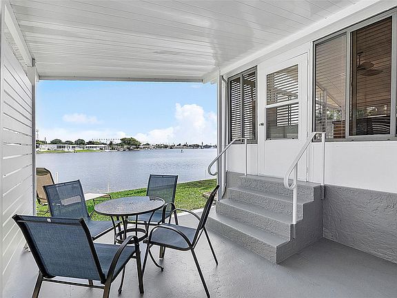 3rd image of 3079 Lakeshore Drive