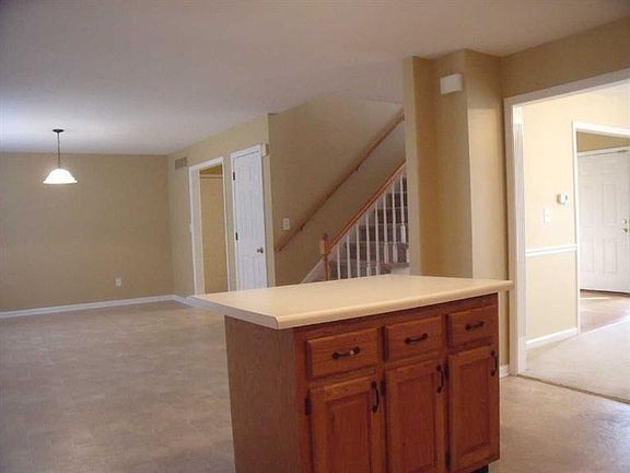 4th image of 836 Broadmoor Cir