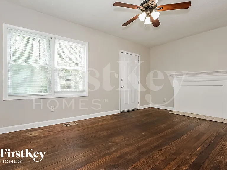 1731 N Olympian Way SW — Photo 2