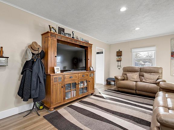 4th image of 303 E Chippewa Ave