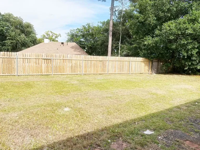 110 Charles Dr — Photo 10