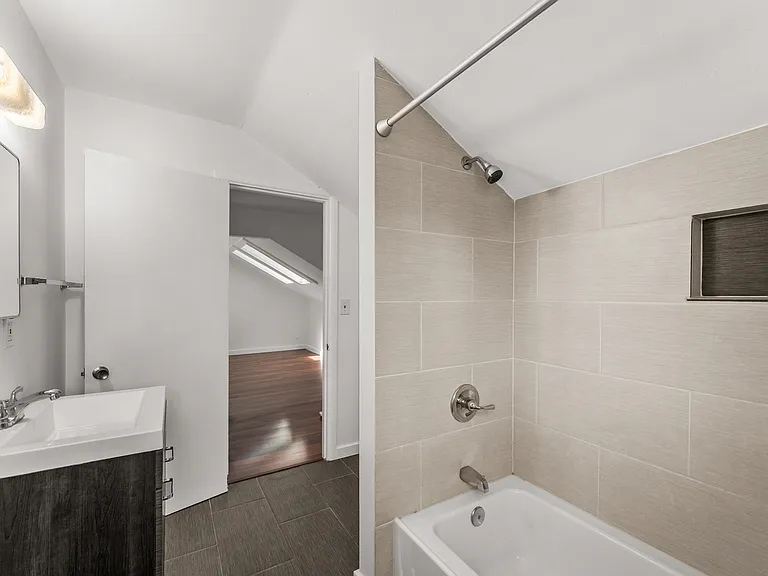 8225 SE Taylor St #B — Photo 10