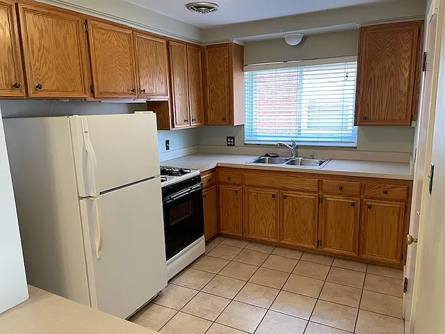 208 Catalpa Dr — Photo 6