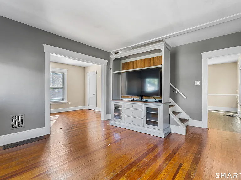 304 Fairview Ave — Photo 2