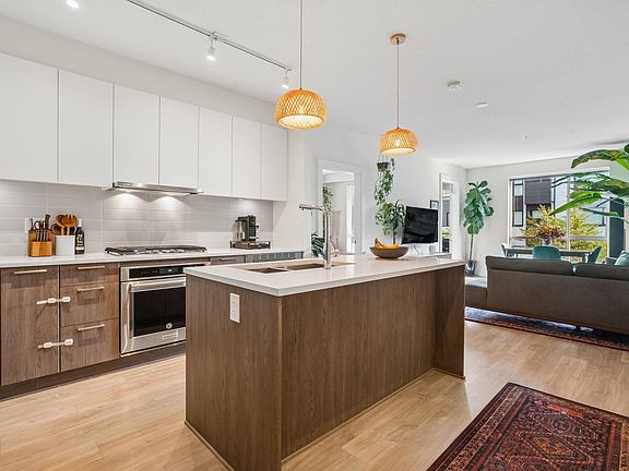 4th image of 625 E 3rd St #105