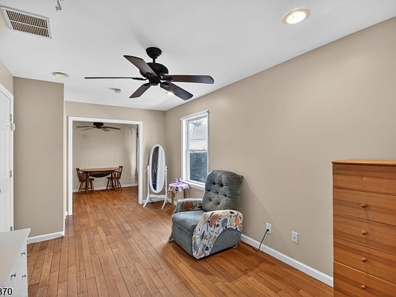4th image of 136 W Lincoln Ave