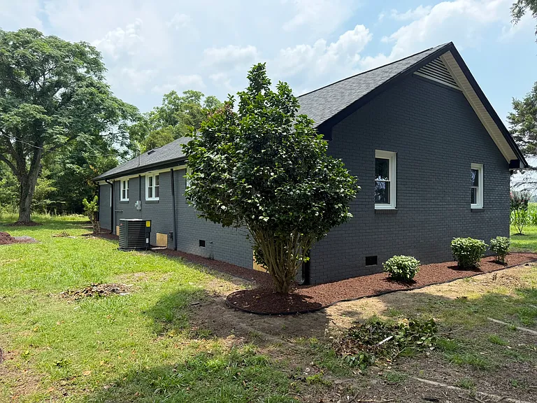 215 Newton Ln — Photo 5