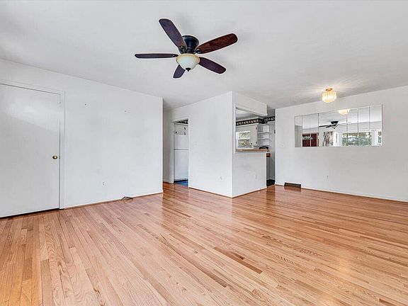 3rd image of 4646 Sanders Dr NE