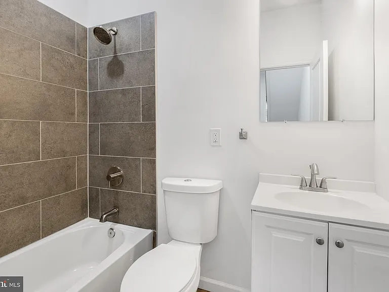 2516 W Master St — Photo 16