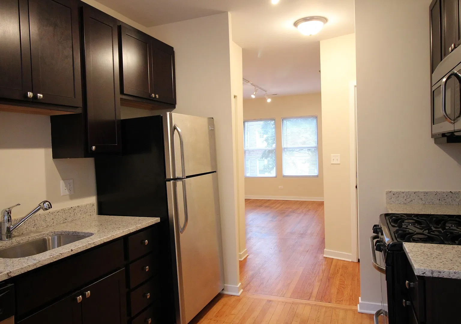 6971 N Greenview Ave — Photo 1