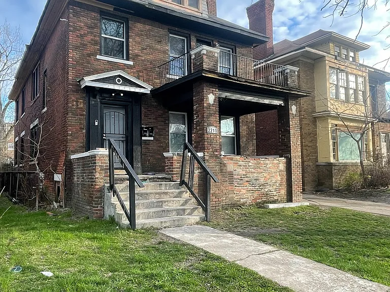 Upper unit with huge deck