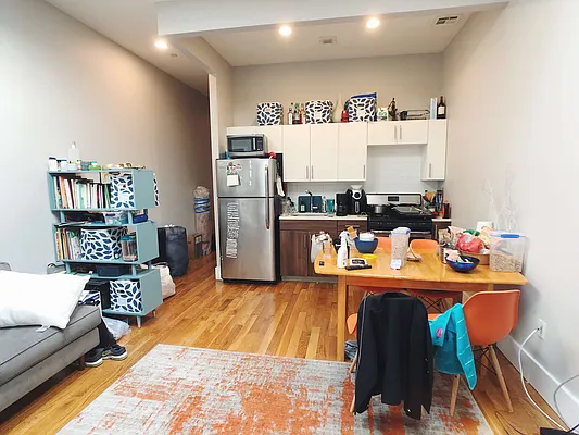 Rented by Manhattan Management LLC | media 9