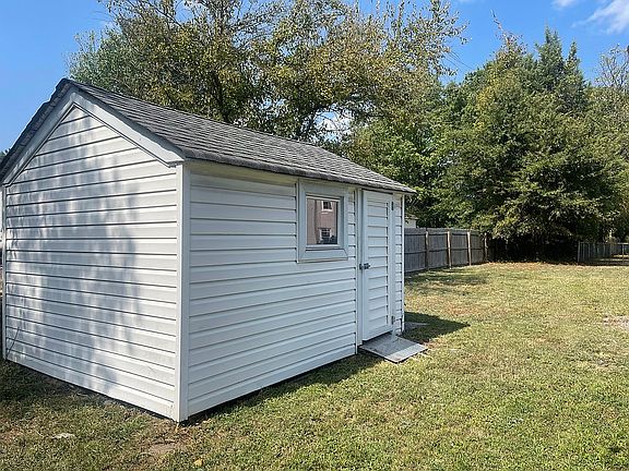 2nd image of 4704 Brittles Ln