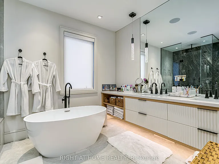 585 Montbeck Cres — Photo 20