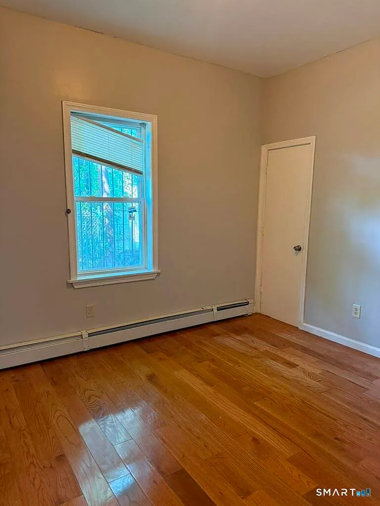 3 bed, 1.0 bath, 1144 sqft, $1,600 — Photo 2