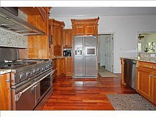 4th image of 1543 Broadway St