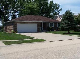 1050 W Longfellow Dr, Manteno, IL 60950