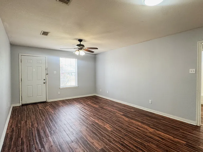 1712 Manor Garden Curv — Photo 3