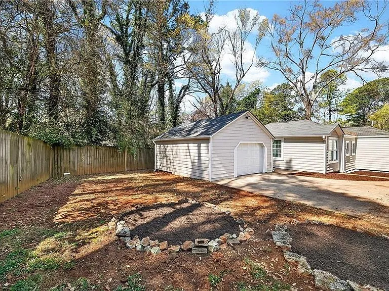 955 Columbia Dr — Photo 5