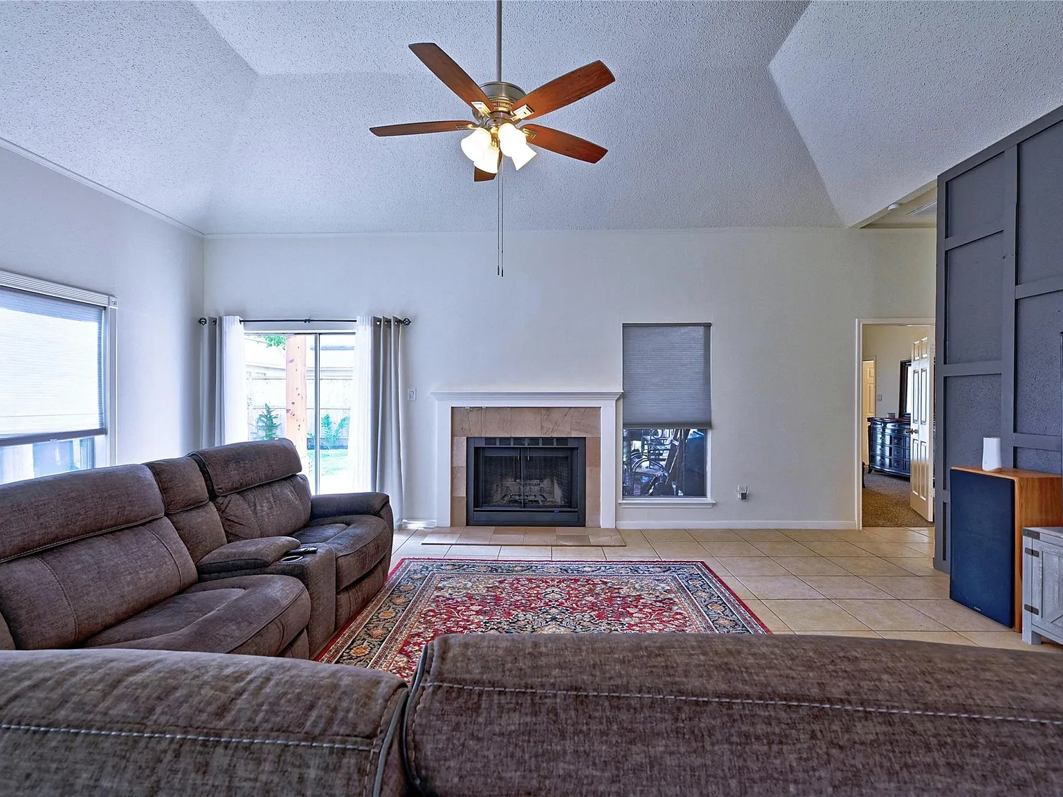 3 bed, 2.0 bath, 1696 sqft, $1,999 — Photo 4