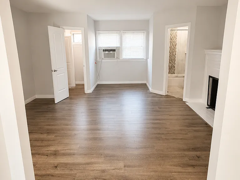 1813 W Victory Blvd — Photo 5