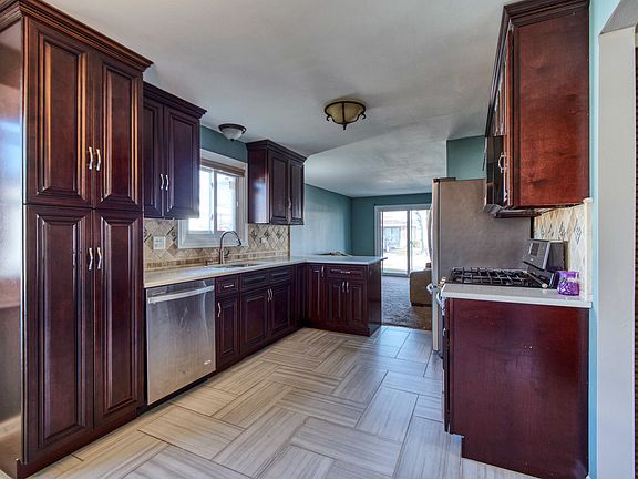 4th image of 1086 Mohegan Ln