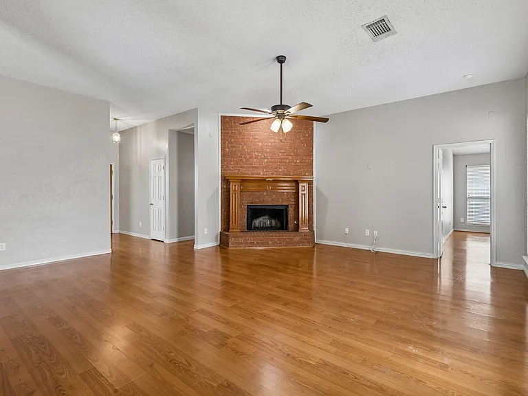 300 Thomas Dr — Photo 5