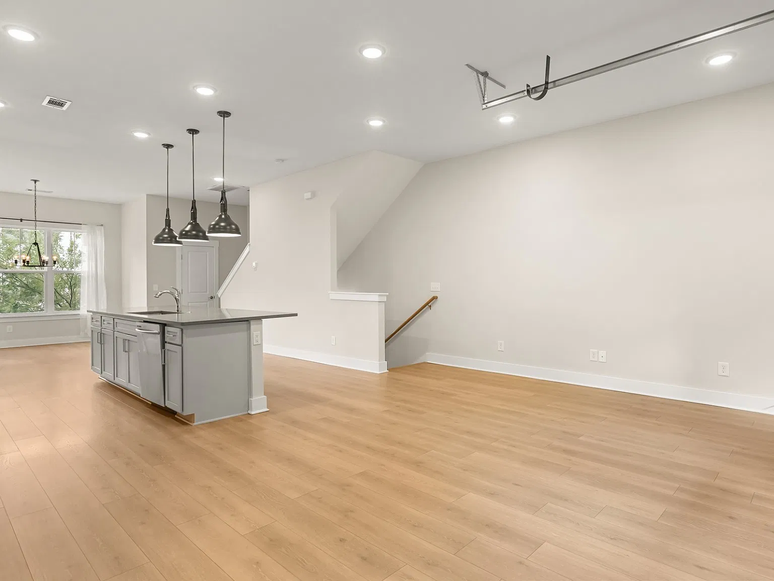 4 bed, 2027 sqft, $3,250 — Photo 4