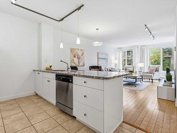 4th image of 328 21st Ave SW #210