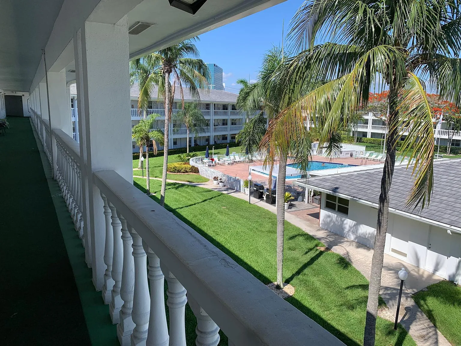 D Building — Photo 2