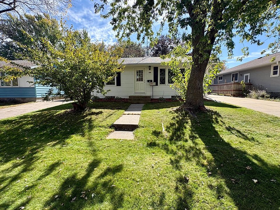 1st image of 302 2nd St SE