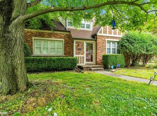 966 Hawthorne Rd, Grosse Pointe Woods, MI 48236