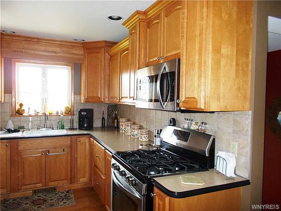 3rd image of 1482 Buffalo St